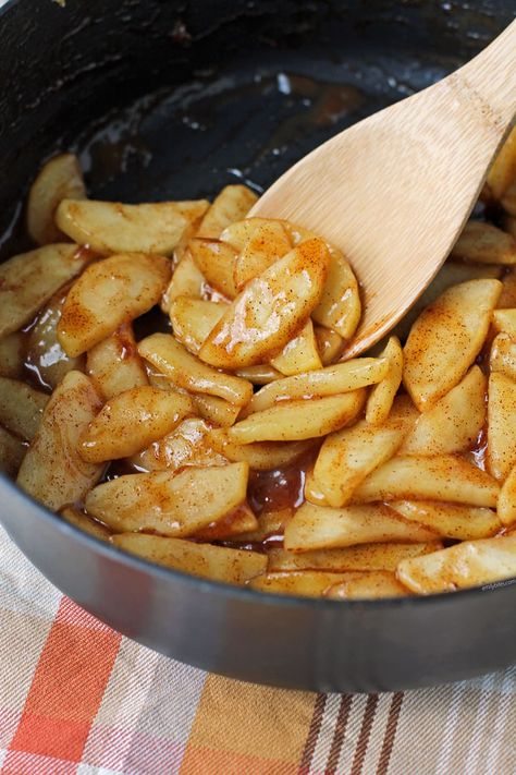 These quick and easy warm Stovetop Cinnamon Apples are perfectly sweet, delicious, and so versatile for just 150 calories or 2 WW SmartPoints! Stovetop Cinnamon Apples, Cinnamon Apples Recipe, Emily Bites Recipes, Recipe Using Apples, Slow Cooker Applesauce, Emily Bites, Snacks Vegetarian, Comfort Food Desserts, Recipe Builder