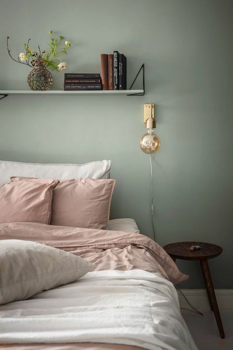 Dusty Pink Curtains, Dusty Pink Bedroom, Interior Vintage, Design Page, Serene Bedroom, Pink Bedrooms, Green Walls, Wall Sconces Bedroom, Green Rooms