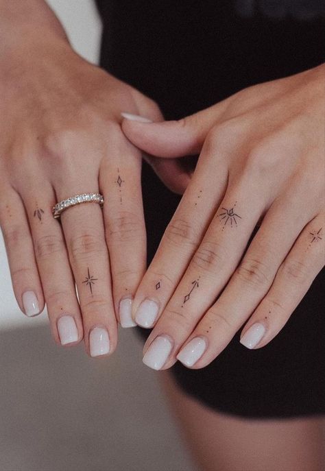 Girl Finger Tattoos, Simple Hand Tattoos, Tiny Finger Tattoos, Tato Minimal, Small Finger Tattoos, Tato Henna, Finger Tattoo For Women, Hand And Finger Tattoos, Finger Tattoo Designs