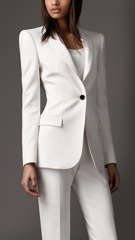 Curating Fashion & Style: Women's fashion | Elegant white ensemble from Burberry Pant Suits For Women, White Suit, Business Pants, Pantsuits For Women, Cate Blanchett, 가을 패션, Tailored Jacket, Business Attire, Work Attire