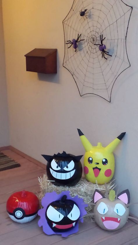 Pokemon Pumpkins Pumkin Carving Ideas Pokemon, Pokémon Painted Pumpkin, Painted Pokemon Pumpkins, Pokemon Pumpkins, Pokeball Pumpkin, Pumpkin Painting Pokemon, Squirtle Pumpkin, Charizard Pumpkin Painting, Pokemon Pumpkin Decorating Ideas