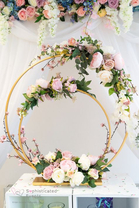 Valentine Day Centerpieces, Hoop Centerpieces, Flower Wedding Arch, Dekoratívne Vence, Backdrop Decor, Creative Flower Arrangements, 2x4 Furniture, Metal Arch, Floral Arrangements Diy