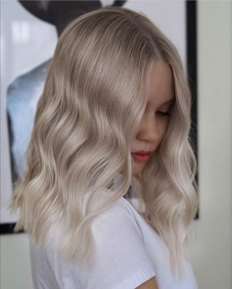 Creamy Blonde Hair Color, Blond Cenușiu, Aesthetic Balayage, Blonde Hair Styles, Champagne Hair, Blonde Lowlights, Balayage Ideas, Underlights Hair, Blond Balayage