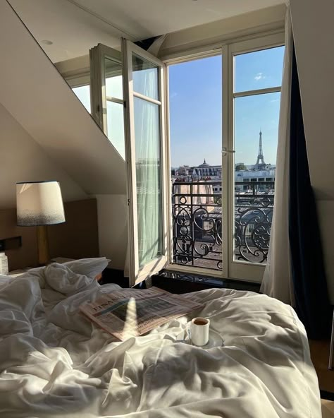 Bedroom Ideas Hotel Style, Modern Bedroom Black, Bedroom Hotel Chique, Paris Apartment Aesthetic, White Bedroom Aesthetic, Design Hotel Room, Hotel Inspired Bedroom, Black Bedroom Ideas, Hotel Style Bedroom