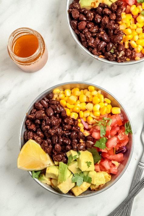 Vegan Chipotle Bowl Recipe Flavorful and Delicious Vegan Chipotle Bowl, Chipotle Bowl Recipe, Low Fat Low Calorie Recipes, Vegan Bowl Recipes, Bowl Ingredients, Vegetarian Bowls, Chipotle Bowl, Vegan Chipotle, Simple Eating