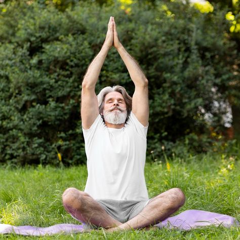 Hombre de tiro completo haciendo yoga | Foto Gratis Man Doing Yoga, Yoga Outside, Man Yoga, Middle Aged Man, Sport Illustration, Sports Photography, Front View, Cardio Workout, How To Do Yoga