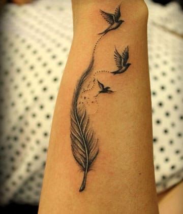 Show me someone with a tattoo and I'll show you someone with an interesting past. / “Enséñame a alguien con un tatuaje y yo te enseñaré a alguien con un pasado interesante. (Jack London) Tattoo Feather, Cream Tattoo, Bird Tattoo Wrist, Tattoo Diy, Neotraditional Tattoo, Best Tattoos For Women, Arrow Tattoos, Back Tattoo Women, Arm Tattoos For Women