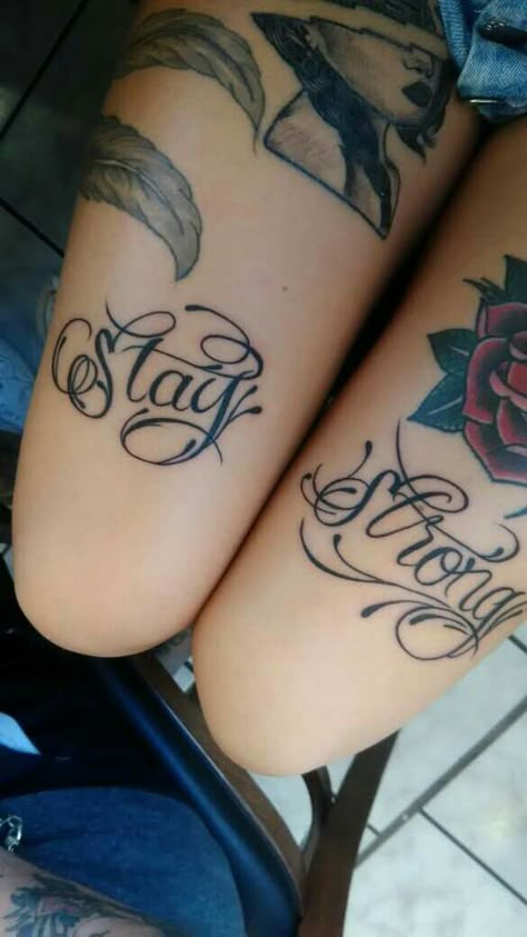 Tatuagem feminina delicada escrita chicana stay strog Bmth Tattoo, Stay Strong Tattoo, Strong Tattoos, Skull Hand Tattoo, Eagle Tattoos, Geniale Tattoos, Tattoo Lettering Fonts, Tattoo Font, Tattoo Script