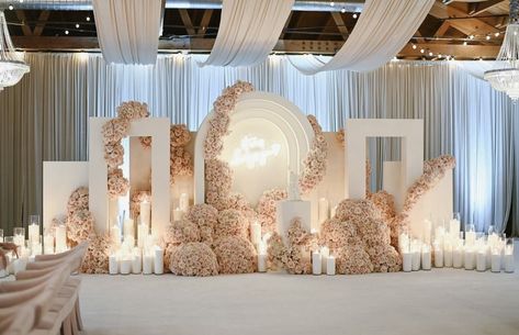 Haldi Function Ideas, Wedding Stage Design Backdrop Ideas, Bride Stage, All White Ceremony, Mehendi Theme, Diy Backdrop Stand, Wedding Cake Table Decorations, White Ceremony, Wedding Banquet Hall