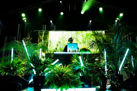 Dj Booths Ideas, Forest Event Design, Jungle Dj Booth, Jungle Booth Design, Dj Booth Ideas Design, Tropical Dj Booth, Neon Jungle Decor, Jungle Nightclub, Tropical Nightclub