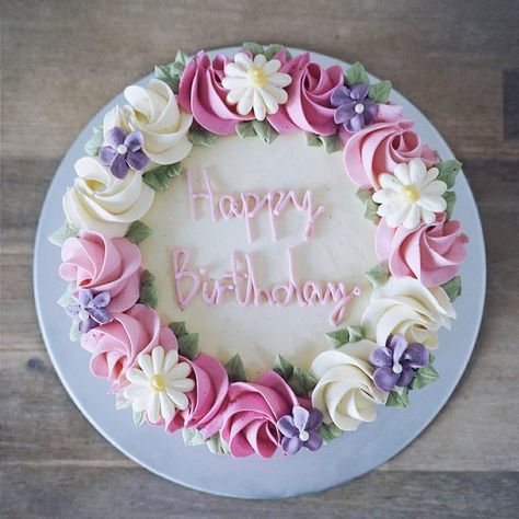 Best Birthday Cake Images, Happy Birthday Torte, Frosting Flowers, Buttercream Flower Cake, Birthday Cake With Flowers, Cake Name, Beautiful Birthday Cakes, Birthday Cake Recipe, Cake Decorating Designs