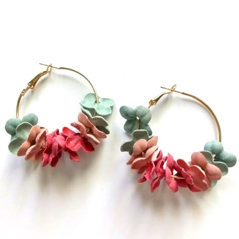 Hoop Flower Earrings New Lightweight Tile Hoop Earrings, Clay Painted Earrings, Flower Hoop Earrings, Polymer Clay Floral Earrings, Polymer Earrings Ideas, Flower Clay Earrings, Easter Clay Earrings, Polymer Clay Flower Earrings, Spring Polymer Clay Earrings