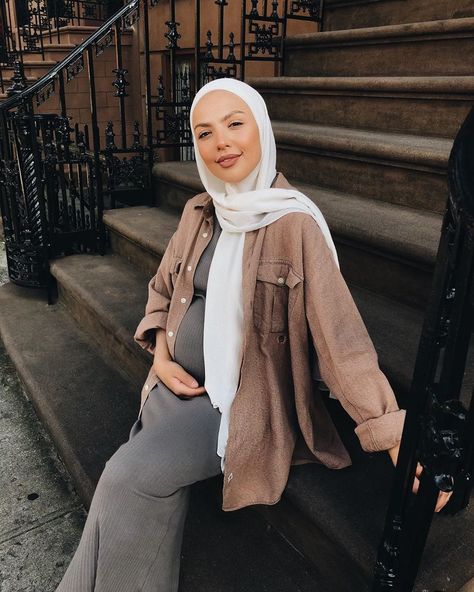 Instagram'da samia: “i love nyc and i’m having a really good time here. But today i miss mama, even tho i hear her everyday alhamdoulilah. I still need my…” Pregnancy Outfits Casual, Prego Outfits, Maternity Fashion Dresses, Maternity Shirt Dress, I Love Nyc, Muslim Fashion Hijab Outfits, Stylish Maternity Outfits, Hijabi Fashion Casual, Fur Clothing