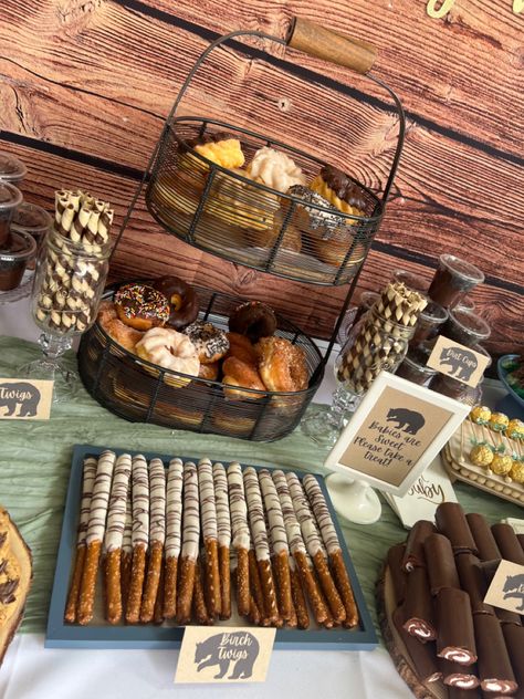 Outdoorsy Party Theme, Nature Party Food, Woodland Dessert Table Ideas, Hiking Party Theme, Campfire Theme Party, Camp Party Food, Woodland Desserts, Woodland Dessert Table, Camping Themed Party Food