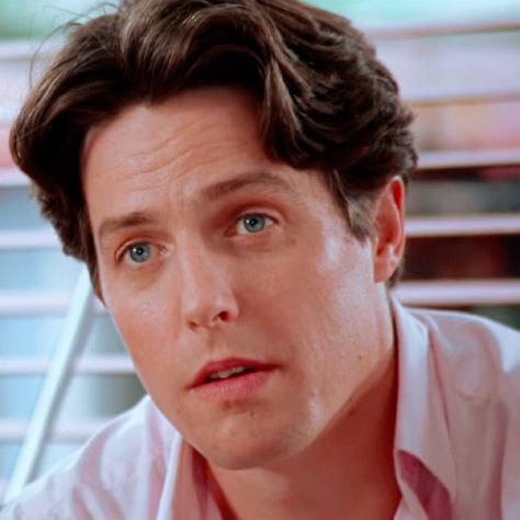 Hugh Grant Hairstyle, Hugh Grant Hair, Hugh Grant 90s, Hug Grant, Notting Hill Movie, Hair Couler, 90s Haircuts, Guy Hair, Boys Haircut