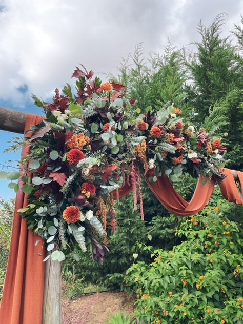 Terracotta-toned wedding ceremony decor | Decoração de cerimónia de casamento em tons terracota Wedding Ceremony Flowers, Wedding Ceremony Decor, Ceremony Decor, Wedding Ceremony Decorations, Ceremony Decorations, Wedding Ceremony, Flower Arrangements, Wedding Flowers