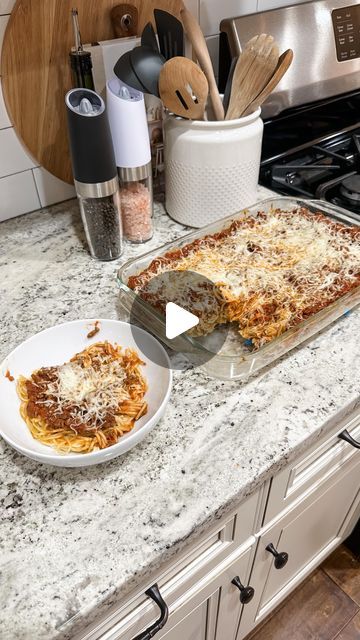 Amy Darley Recipes, Alfredo Spaghetti With Ground Beef, Bake Spaghetti Recipe, Viral Baked Spaghetti, Viral Spaghetti Recipe With Alfredo, Amy Does Spaghetti Bake, Baked Spaghetti Uncooked Noodles, Cooking For Friends, The Easiest Dump And Bake Pasta Dinner: String Cheese Manicotti