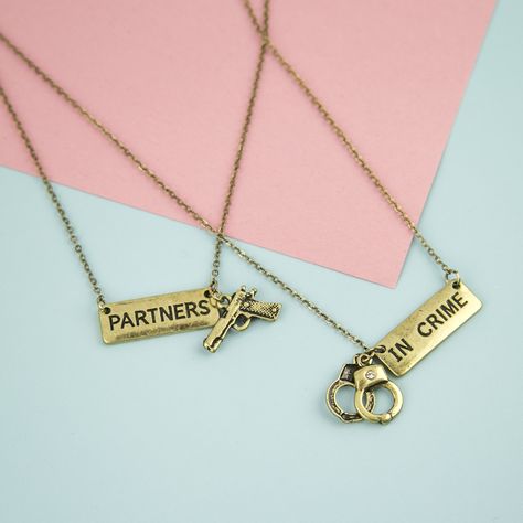 Bff Activities, Birthday Presents For Best Friend, Baddie Besties, Bff Clothes, Gifts For Friends Diy, Diy Bff, Matching Best Friend Tattoos, Bff Necklace, Friends Outfits