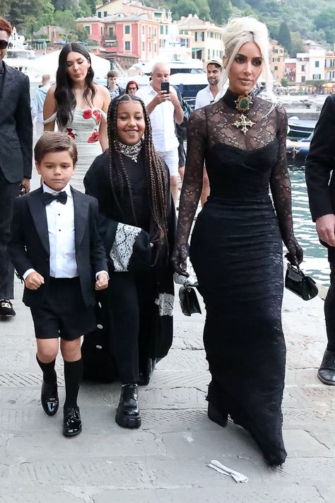 Kim Kardashian Wedding Guest Outfit, Kourtney Kardashian Wedding Guest Outfits, Alternative Wedding Guest Outfit, Kourtney Kardashian Wedding, Kim K Outfits, Gown With Gloves, Kardashian Wedding, Black Lace Gown, Kim Kardashian Dresses