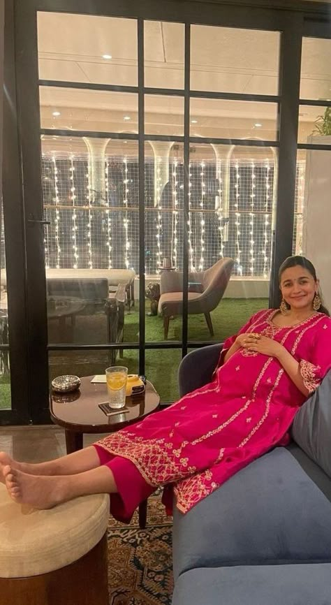 Pregnant Traditional Outfits, Traditional Dresses For Pregnant Women, Pregnancy Indian Wedding Outfits, Alia Bhatt Pregnancy Outfits, Pregnancy Saree Style, Pregnancy Indian Outfits, Alia Bhatt Pregnant, Alia Bhatt House, Pregnancy Outfits Indian