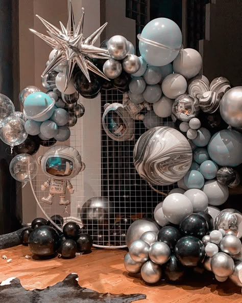 Two The Moon Birthday Backdrop, Space Party Balloon Garland, Space Aesthetic Birthday Party, Monochrome Space Party, Space Theme Event Decor, Space Centerpiece Ideas Birthday, Galactic Birthday Party, Galactic Theme Party, Saturno Birthday Party