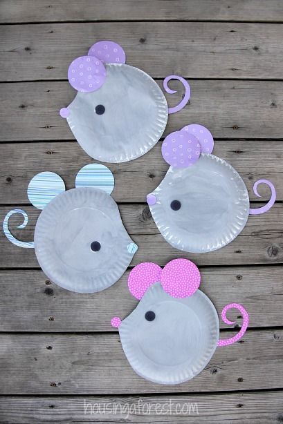 Paper Plate Mouse ~ Easy Kids Craft.  This would be a cute craft for following directions after ready 'If you give a mouse a cookie' Cinderella Crafts, Paper Plate Crafts For Kids, Mouse Crafts, Summer Crafts For Kids, Daycare Crafts, Paper Plate Crafts, Plate Crafts, Classroom Crafts