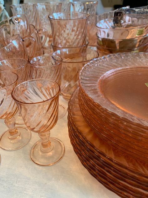 Glassware Vintage, Pink Glassware, Champagne Coupe Glasses, Spring Decorations, Cordial Glasses, Pretty Cups, Reception Hall, Pink Swirls, Berry Bowl