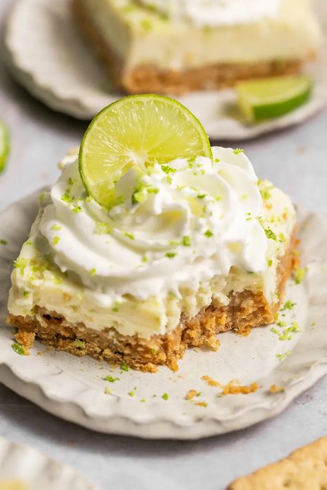 These Healthy Key Lime Pie Bars are the perfect tangy dessert. Made with a graham cracker pie crust, tart creamy filling and a whipped cream topping, these healthy and simple bars will become one of your new favorite sweet treats. Healthy Key Lime, Healthy Key Lime Pie, Key Lime Cookies, Key Lime Pie Bars, Dessert Mousse, Key Lime Cheesecake, Keto Kitchen, Keylime Pie Recipe, Postre Keto