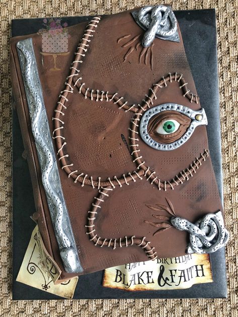 Hocus Pocus Book Tattoo, Hermanas Sanderson, Hocus Pocus Book, Halloween Deserts, Hocus Pocus Spell Book, Hocus Pocus Party, Dekorasi Halloween, Halloween Cookies Decorated, Book Cake