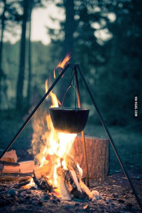 Camping Photography, Camping Aesthetic, Fire Photography, Campfire Cooking, Sleeping Under The Stars, Open Fire, Adventure Camping, Camping Life, Back To Nature