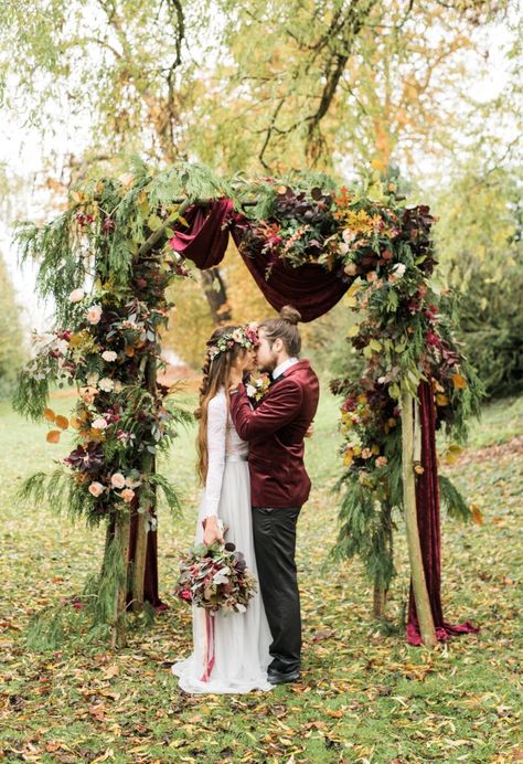 Woodland Wedding Arch, Wedding Arch Red, Autumn Wedding Arch, Fall Wedding Arches, Woodland Floral, Forest Theme Wedding, Pagan Wedding, Stylish Bride, Medieval Wedding