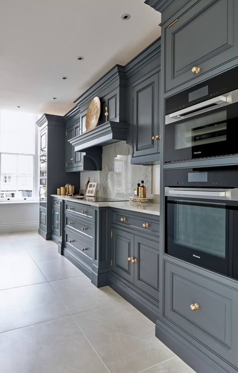 Dapur Rustic, Grey Kitchen Designs, Dark Grey Kitchen, Classic Kitchen Design, Kabinet Dapur, Kitchen Ideas Dark Cabinets, Kitchen Ideas Dark, Gray Cabinets, Space Kitchen