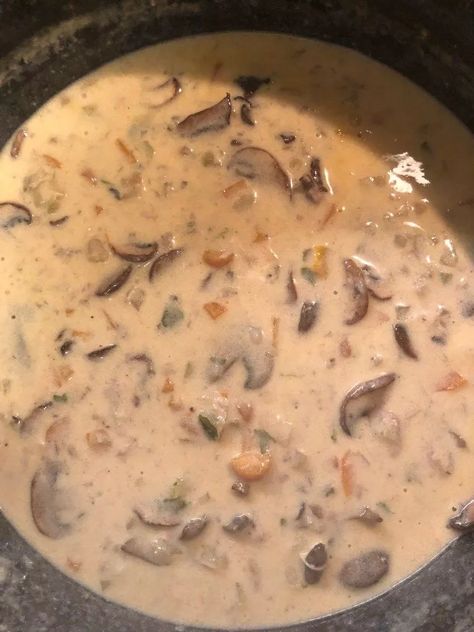 Chicken Fricasse Recipe With Dumplings, Romanian Dinner Recipes, Romanian Street Food, Romanian Chicken Soup, Creamed Chicken, Mici Romanian Food, Chicken Fricassee, Cream Chicken, Mushroom Dish