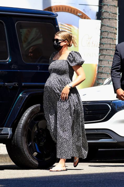 Sofia Richie Grainge’s Floral Maxi Dress Is Especially Bump-Friendly Sophia Richie Maternity Style, Sofia Richie Maternity Style, Sofia Richie Maternity, Sofia Richie Pregnant Style, Sophia Richie Pregnant, Sofia Richie Pregnant, Celebrity Pregnancy Style, Sophia Richie Outfits, Bump Friendly Outfits