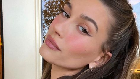 Sun Kissed Look Make Up, Blush On Nose, Sun Kissed Makeup Look, Sun Kissed Blush, Sunburn Blush, Flushed Makeup, Sunkissed Blush, Blush Trend, Sunkissed Makeup