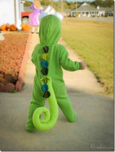 Great dinosaur homemade costume! Chameleon Costume, Lizard Costume, Zombie Couple Costume, Tangled Costume, Original Halloween Costumes, Rapunzel Costume, Halloween Costumes For 3, Homemade Halloween Costumes, Costume Tutorial