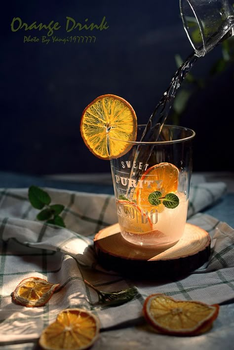 Orange drink action pour shot Herbal Drink Photography, Low Key Food Photography, Drinks Photography Styling, Orange Beverage, Beverages Photography, Beverage Photography Ideas, Drink Presentation, Orange Drink, Beverage Photography