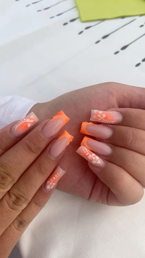 Summer Nail Ideas Hibiscus, Hibiscus Flower Nails Orange, Orange Airbrush Nails, Orange Hibiscus Nails, Nail Ideas For Cruise, Nail Printemps, Orange Nails Ombre, Orange Nails With Flowers, Nails Holiday Summer