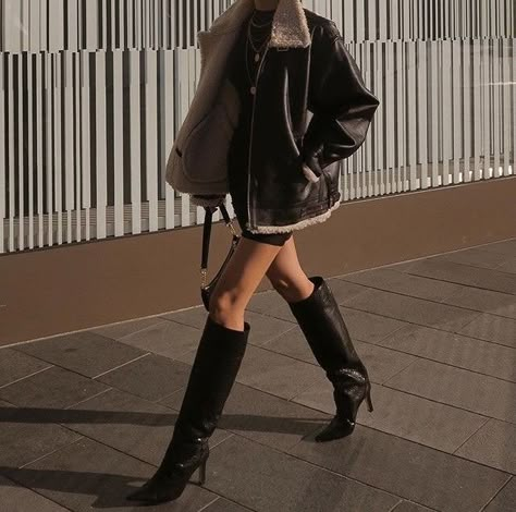 Mustang Jacket, Walking Down The Street, Looks Black, Looks Street Style, Mode Inspo, Looks Chic, 가을 패션, Mode Inspiration, Fashion Mode