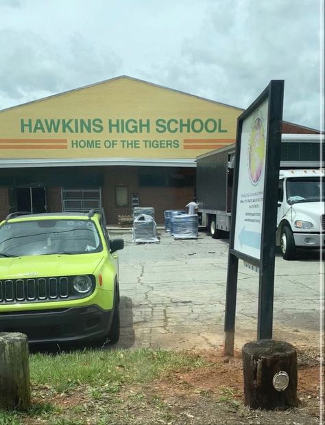 Hawkins Stranger Things Places, Stranger Things Hawkins High School, Hawkins High School Aesthetic, Stranger Things Visualization Shifting, Stranger Things Dr Script, Stranger Things Desired Reality, Stranger Things Shifting Visuals, Hawkins Visualization, 80s High School Aesthetic