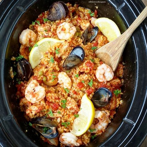 Slow Cooker Chicken & Seafood Paella - Fit Slow Cooker Queen Starchy Sides, Easy Paella, Chicken Paella, Cajun Turkey, Paella Recipe Seafood, Seafood Paella, Paella Recipe, Healthy Version, Paleo Crockpot