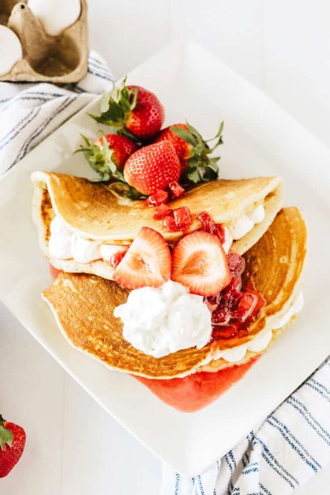 Strawberry Cheesecake Pancakes [Cracker Barrel Copycat Recipe + Video!] Strawberry Cheesecake Pancakes, Cracker Barrel Copycat, Cracker Barrel Pancakes, Cheesecake Cups Recipe, Cracker Barrel Copycat Recipes, Cheesecake Pancakes, Autumn Desserts, No Bake Cheesecake Filling, Strawberry Things