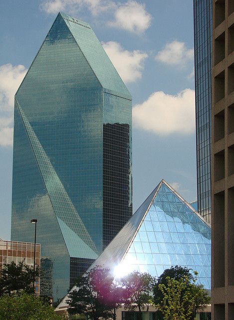 Dallas::Fountain Place by mike_s_etc, via Flickr 33rd Parallel, Dallas Texas Skyline, I M Pei, Texas State Flag, Gta 6, City Scapes, Photography Color, Unusual Homes, Wuxi