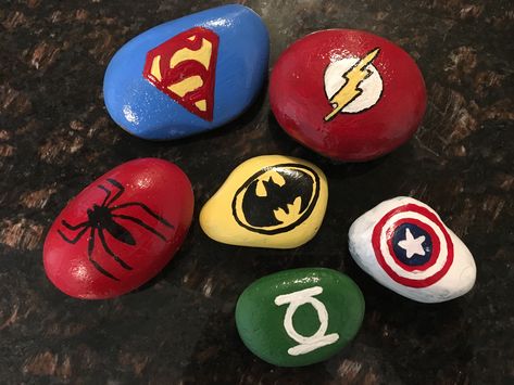 Super hero painted rocks Rock Painting Spiderman, Hulk Rock Painting, Deadpool Rock Painting, Marvel Painted Rocks, Superhero Painted Rocks, Garden Decor Crafts, Rock Painting Tutorial, Garden Rock Art, Flower Pot Art