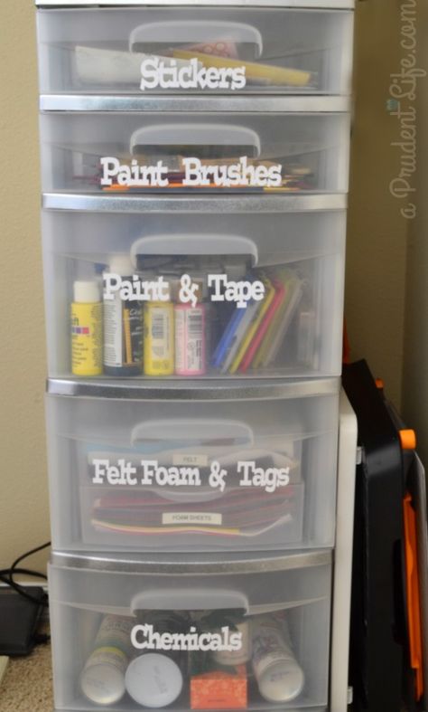 12-organization-ideas-that-will-totally-transform-your-messy-craft-room7 Craft Storage Drawers, Craft Room Organisation, Drawer System, Organizational Tips, Messy Crafts, Sewing Spaces, Storage Labels, Sewing Room Organization, Plastic Drawers