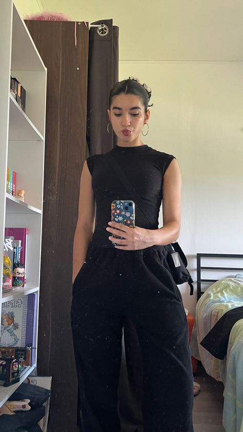 All Black College Outfit, Stem Going Out Outfit, Office Outfits Genz, Black Masc Women Outfits, Black Outfit Ideas Casual, Barista Outfit Casual, Cool Going Out Outfits, Outfit Ideas Masculine, Baddie Style Outfits