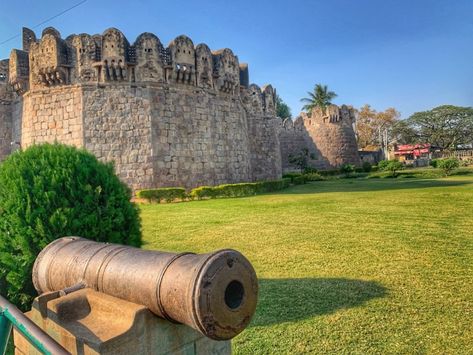 Guide to visit Golconda Fort (Hyderabad) Golconda Fort Hyderabad, Golconda Fort, Historic Pictures, Neon Quotes, Ancient Technology, Tourism Website, Lou Lou, Indian History, Paradise On Earth