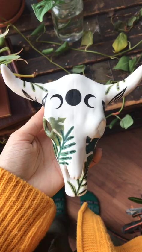 Ceramic Cow Skull, Diy Animal Skull Decor, Western Clay Projects, Clay Animal Skull, Western Clay Ideas, Air Dry Clay Skull, Cute Air Dry Clay Ideas Aesthetic, Ceramic Skull Painting Ideas, Skull Pottery