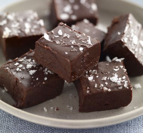 Creamy Dessert Recipes, Homemade Chocolate Fudge, Easy Chocolate Fudge, Vegan Fudge, Joy Bauer, Chocolate Peanut Butter Fudge, Fudge Recipes Chocolate, Avocado Chocolate, Fudge Easy