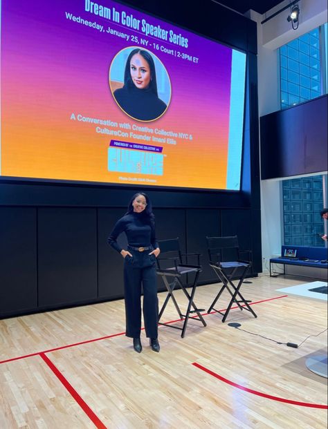 Public Speaking Black Women, Speaking Engagement Aesthetic, Public Speaking Aesthetic, Successful Business Women, Successful Businesswoman, Journalism Career, College Vision Board, Make A Presentation, Career Vision Board